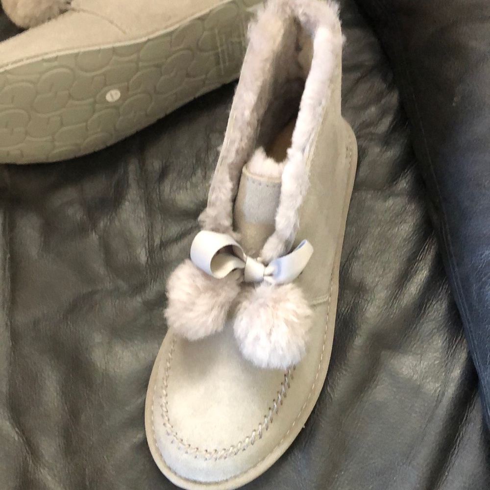 UGG BOOTIE w/Pom Poms 🤩❤️😍